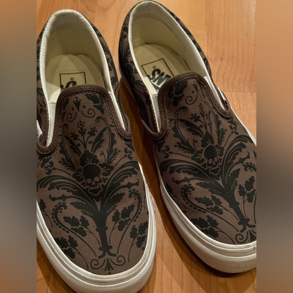 Vans Unisex Classic Slip-On Skull Tapestry Grape Leaf Sneakers. M 6.5/ W 8.